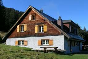 Alpgruppenhaus mitten in den Wiesen im Sommer und an der Skipiste im Winter 1400 m ü. M. für 10 - 25 Personen (Nr. 329 - Alphaus Ostschweiz)