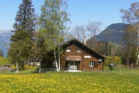 Ferienhaus mit zwei Haushälften und Garten für je 1 bis 6 Personen mitten in den Wiesen über dem Urnersee in Bauernhofnähe 1200m ü. M. (Nr. 291B - Zentralschweiz)