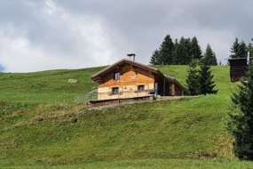 Alphaus mitten in der Natur (mit WLAN) und nähe Badesee im Sommer sowie bei der Skipiste im Winter 1600 m ü. M. für 1 - 8 Personen (Nr. 059 - Alphaus - Maiensäss Graubünden) Alphaus mitten in der Natur (mit WLAN) und nähe Badesee im Sommer sowie bei der Skipiste im Winter 1600 m ü. M. für 1 - 8 Personen (Nr. 059 - Alphaus - Maiensäss Graubünden)