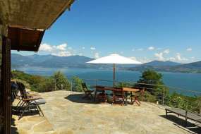 Ferienhaus mit toller Seesicht in idyllischer Lage mit grossem Garten und Wiesen über den Lago Maggiore für 1 - 4 (5) Personen (Nr. 122 - Ferienhaus im nahen Italien)