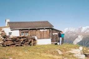Alp-Ferienhaus auf Fiescheralp/Bettmeralp mitten in der Natur und im Winter bei der Skipiste 2100 m ü. M. für 1 - 5 Personen (Nr. 139 - Alphaus Wallis)