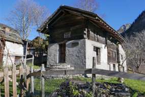 Maiensäss in herrlicher Aussichtslage nördlich von Bellinzona 1100 m ü. M. für 1 - 12 Personen (Nr. 076 - Ferienhaus Tessin)